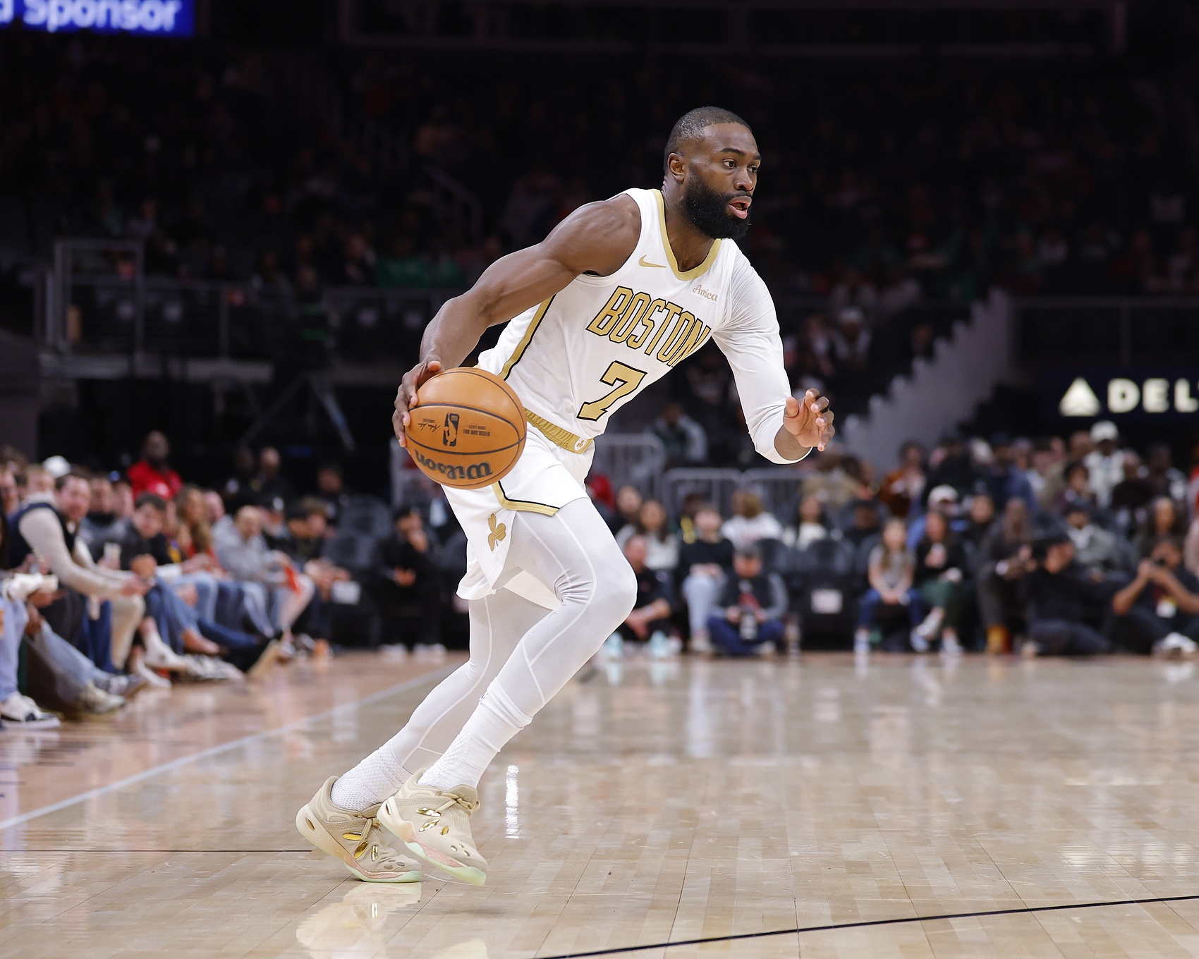 耀世娱乐APP-稳定全面！杰伦·布朗22中11拿下30分10板5助3断